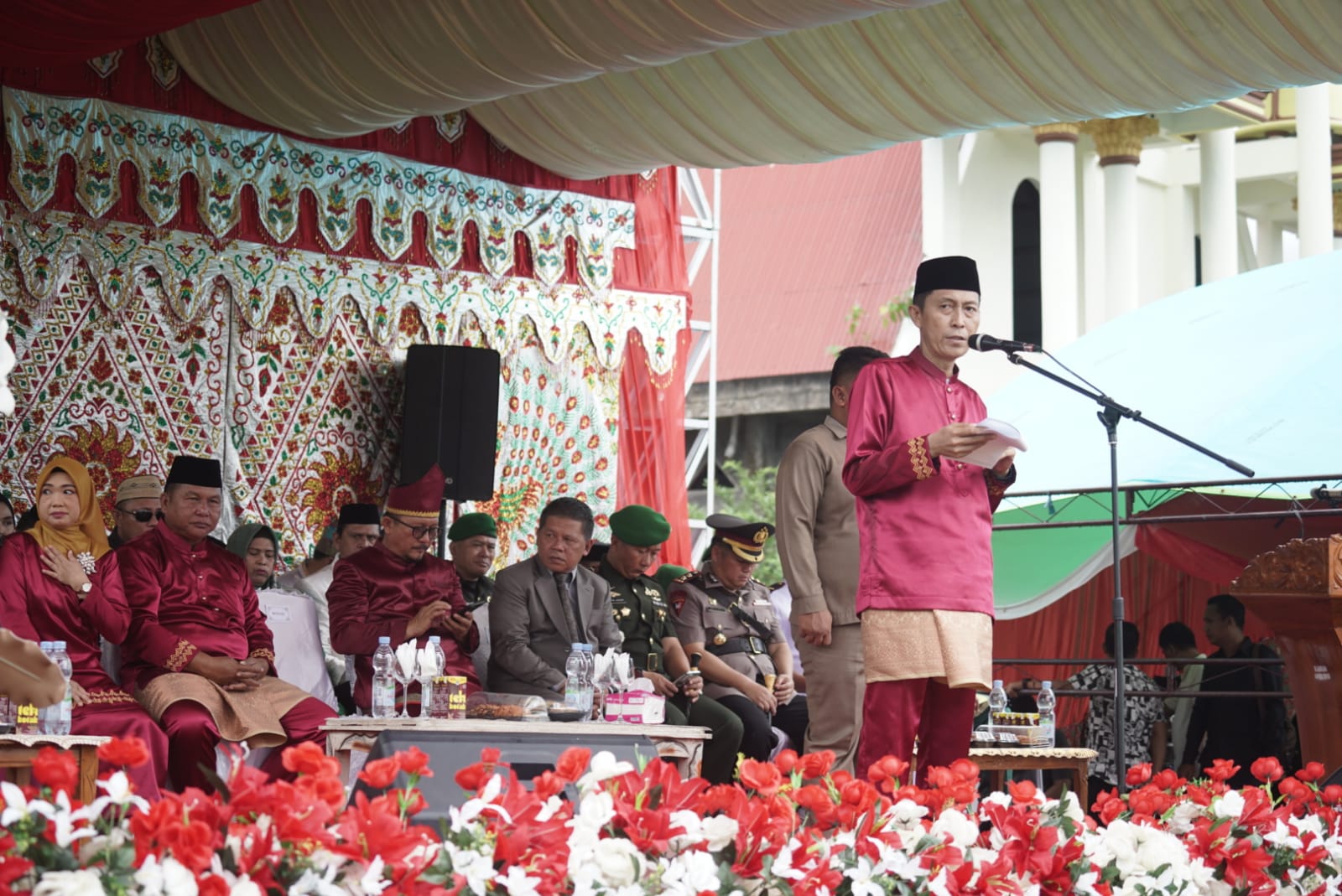 Bupati Bolsel Iskandar Kamaru saat membacakan sambutan pada upacara di Lapangan Desa Tabilaa, Kecamatan Bolaang Uki, Jumat, (21/7/2023) pagi, dalam rangka memperingati HUT Kabupaten Bolsel ke-15. Foto: Wawan Dentaw/bolmong.news