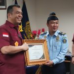 Berhasil ringkus Buronan Interpol, Direktur Jenderal (Dirjen) Imigrasi Silmy Karim (kiri), saat memberikan penghargaan kepada salah satu petugas Imigrasi di Bali, Minggu 1 Juli 2023. (foto.Andrew/Kantor Imigrasi Kotamobagu)