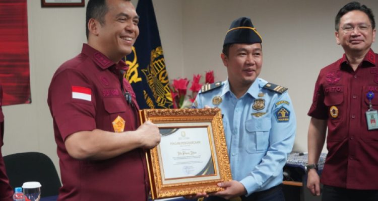 Berhasil ringkus Buronan Interpol, Direktur Jenderal (Dirjen) Imigrasi Silmy Karim (kiri), saat memberikan penghargaan kepada salah satu petugas Imigrasi di Bali, Minggu 1 Juli 2023. (foto.Andrew/Kantor Imigrasi Kotamobagu)