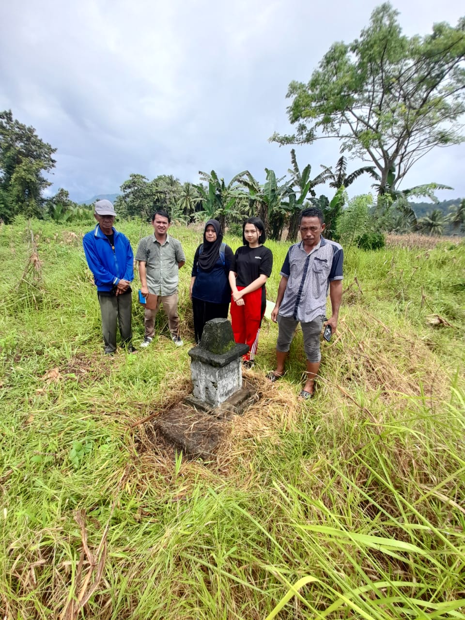 Tampak Tim Dikbud Bolsel bersama warga saat berada di lokasi diduga situs kerajaan Bolango di Desa Labuan Uki, Kecamatan Lolak, Kabupaten Bolmong, Selasa (4/7/2023). Foto: dok/Dikbud Bolsel.