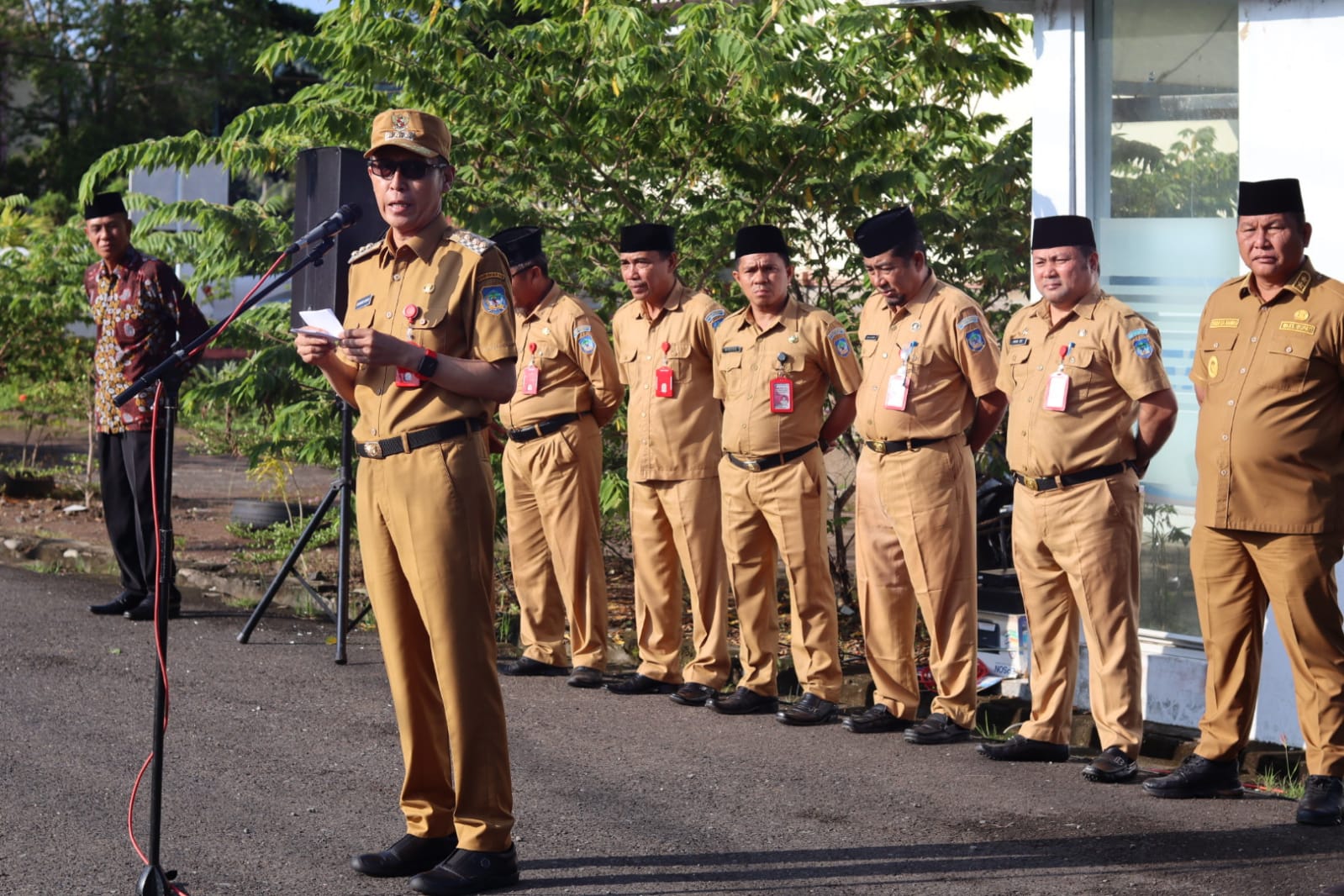 Bupati Bolsel Iskandar Kamaru saat memimpin apel kerja pasca cuti Idul Adha 1444 H, Senin (3/7/2023). Foto: Wawan Dentaw/Bolmong.news