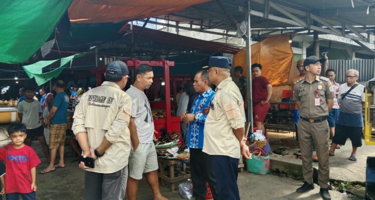 Tim terpadu Pemerintah Kota Kotamobagu resmi menutup aktivitas pasar yang berada di lahan eks Gedung Bioskop Palapa, Kamis (6/7/2023). Foto: Miranty Manangin/bolmong.news