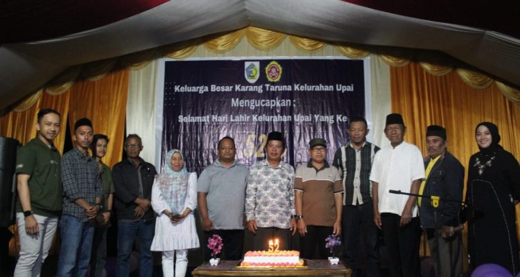 Pemuda Karang Taruna bersama tokoh masyarakat kelurahan Upai dalam acara HUT Kelurahan Upai ke-52 Tahun, Rabu (5/7/2023). Foto: Dok/Karang Taruna Upai.