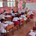Kegiatan belajar mengajar di Sekolah Dasar Negeri I Upai. Foto: Miranty Manangin/bolmong.news