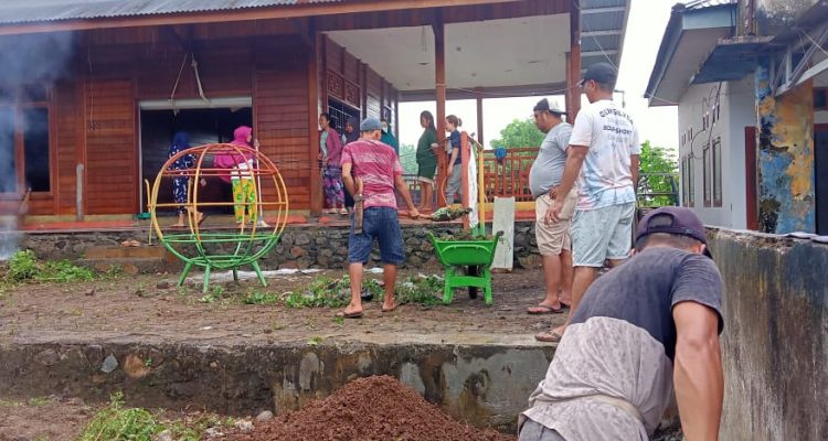 Tampak Pemdes Atoga sedang melakukan Baksos. Foto: Gazali Potabuga/bolmong.news