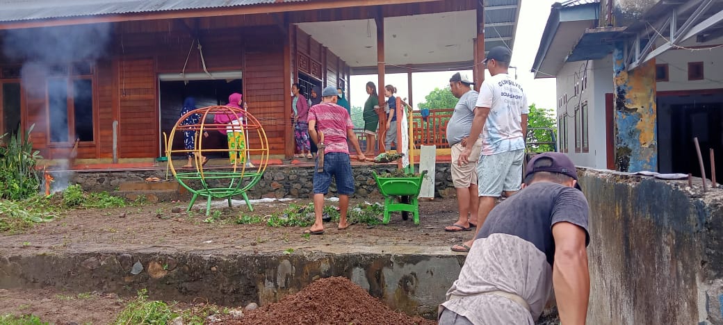 Tampak Pemdes Atoga sedang melakukan Baksos. Foto: Gazali Potabuga/bolmong.news