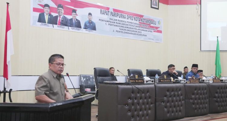 Wakil Wali Kota Kotamobagu Nayodo Koerniawan memberikan sambutan pada rapat paripurna dalam rangka penyampaian Ranperda tentang Pertanggungjawaban pelaksanaan APBD Kota Kotamobagu tahun anggaran 2022 di ruang rapat paripurna Kantor DPRD Kotamobagu, Jalan Paloko Kinalang, Senin (10/7/2023). Foto: Miranty Manangin/bolmong.news