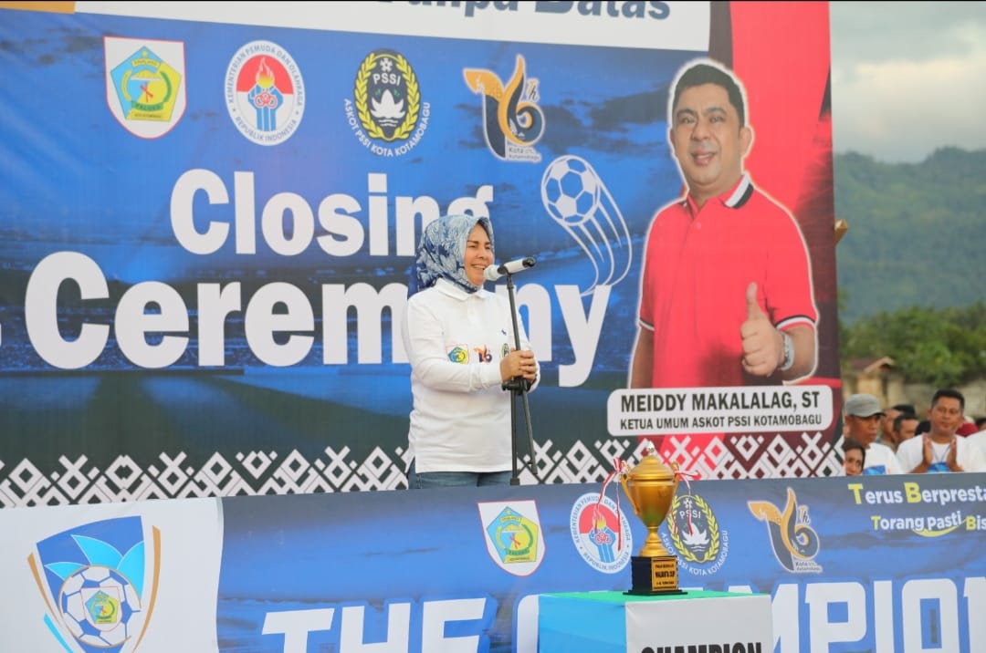 Wali Kota Kotamobagu Tatong Bara saat memberikan  sambutan pada penutupan TurTurnamen Sepak Bola Wali Kota Cup ke V tahun 2023, yang dilaksanakan di Lapangan Matali,Senin (11/7/2023). Foto: Miranty Manangin/bolmong.news