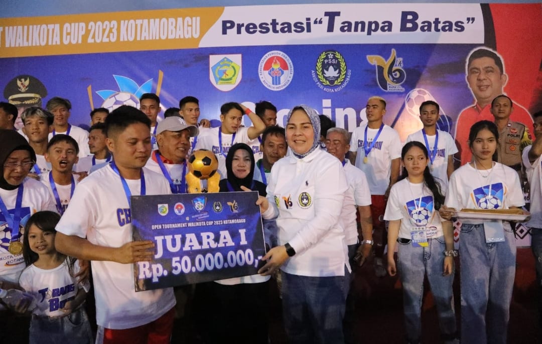 Wali Kota Kotamobagu Tatong Bara saat menyerahkan hadiah kepada Juara I Turnamen Wali Kota Cup ke V tahun 2023, yang dilaksanakan di Lapangan Matali, Senin (11/7/2023). Foto: Miranty Manangin/bolmong.news