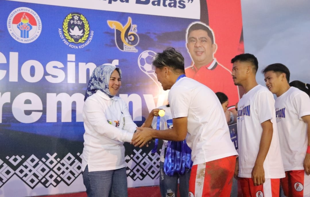 Wali Kota Kotamobagu Tatong Bara saat menyerahkan hadiah kepada para pemain Wali Kota Cup ke V tahun 2023, yang dilaksanakan di Lapangan Matali,Senin (11/7/2023). Foto: Miranty Manangin/bolmong.news