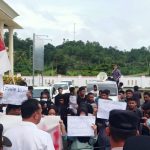 Aksi demo sejumlah Mahasiswa di depan Kantor Bupati Bolsel terkait PETI di wilayah Desa Tobayagan, Kecamatan Pinolosian, pada Senin (17/7/2023). Foto: Wawan Dentaw/bolmong.news