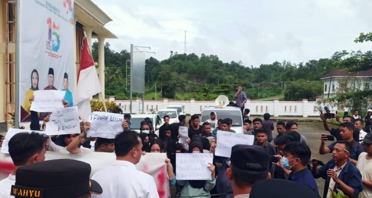 Aksi demo sejumlah Mahasiswa di depan Kantor Bupati Bolsel terkait PETI di wilayah Desa Tobayagan, Kecamatan Pinolosian, pada Senin (17/7/2023). Foto: Wawan Dentaw/bolmong.news