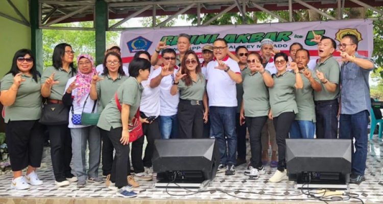 Momen foto bersama Limi Mokodompit (tegah), usai terpilih sebagai Ketua IKA SPP-SPMA 2023 yang berlangsung di Gorontalo, 16 Juli 2023 kemarin. (foto.dok/Diskominfo Bolmong)