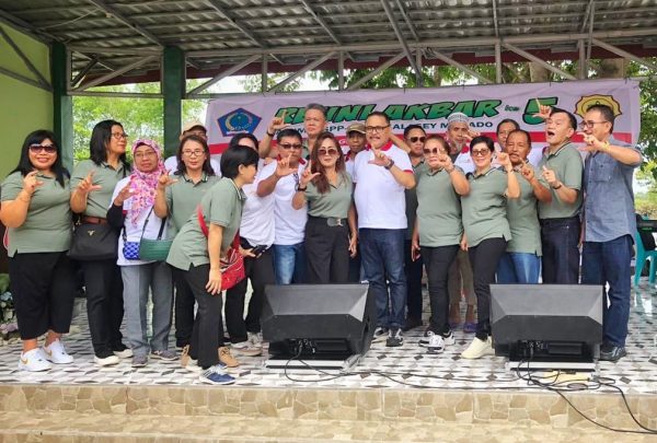 Momen foto bersama Limi Mokodompit (tegah), usai terpilih sebagai Ketua IKA SPP-SPMA 2023 yang berlangsung di Gorontalo, 16 Juli 2023 kemarin. (foto.dok/Diskominfo Bolmong)