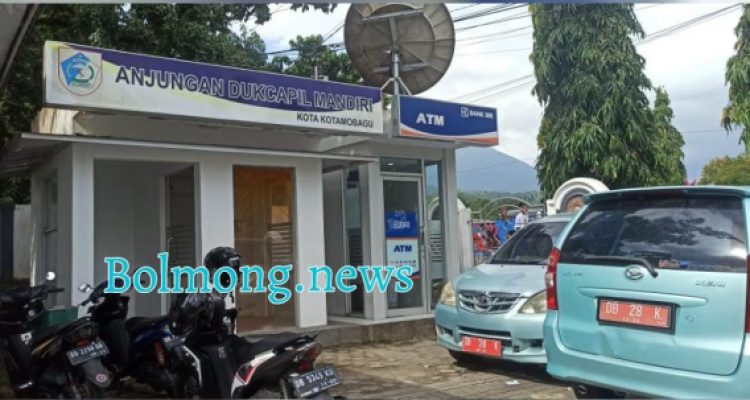 Tampak Mesin Anjungan Dukcapil Mandiri (ADM) Disdukcapil Kotamobagu yang berada di Halaman Kantor Wali Kota Kotamobagu. Jumat 28 Juli 2023. (foto.Miranty Manangin/bolmong.news)