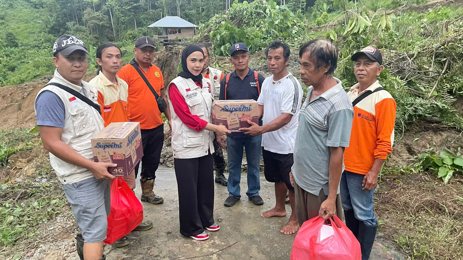 Tampak Korwil Baguna BMR DPD PDI Perjuangan Provinsi Sulut Feramitha Tiffani Mokodompit, saat menyerahkan bantuan kepada warga korban banjir dan longsor Boltim, Selasa 11 Juli 2023. (foto.wahyudy paputungan/bolmong.news)
