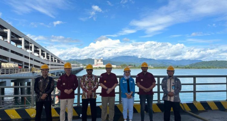 Momen foto bersama Tim Direktorat Lalu Lintas Keimigrasian Ditjen Imigrasi bersama Jajaran Kantor Imigrasi Kotamobagu, usai melakukan Monitoring dan Evaluasi atau Monev pada Terminal Khusus PT Conch North Sulawesi Cement tempat Pemeriksaan Keimigrasian, di Inobonto, Kabupaten Bolmong, Kamis 6 Juli 2023. (foto.Andrew/Kantor Imigrasi Kotamobagu)