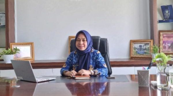 Kepala Dinas PRKP Kotamobagu juga Ketua Panitia HUT RI ke 78 Chelsia Paputungan, saat ditemui awak media di ruang kerjanya, Jumat 28 Juli 2023. (foto.Miranty Manangin/bolmong.news)