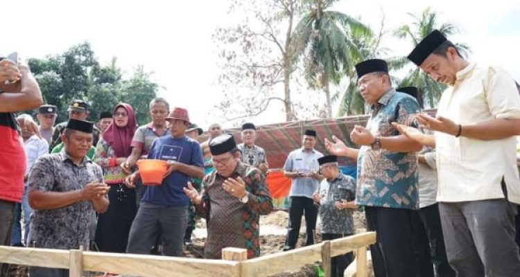 Tampak Bupati Depri Pontoh dan Wakil Bupati Amin Lasena, saat doa bersama warga usai peletakan batu pertama Pembangunan Mesjid Baiturrahim, Desa Boroko Utara, Kabupaten Bolmut, Kamis 13 Juli 2023, pagi tadi. (foto.Muchtar L Harundja/bolmong.news)