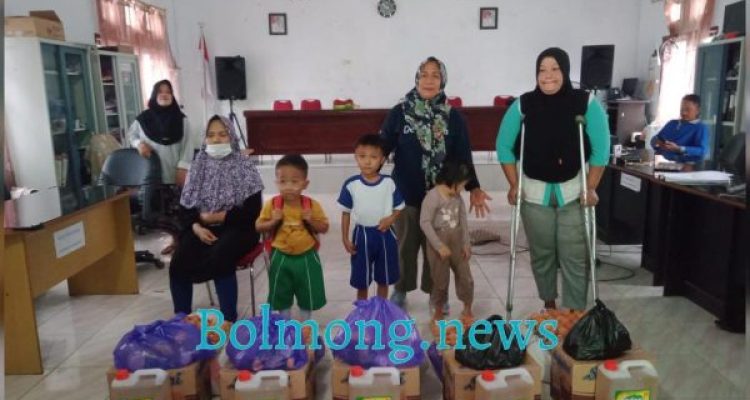 Sangadi Imelda Pasambunan saat menyalurkan bantuan bagi Penyandang Disabilitas, di Balai Desa Pontodon Timur, Kecamatan Kotamobagu Utara, Kota Kotamobagu, pada 21 Juli 2023. (foto.Miranty Manangin/bolmong.news)