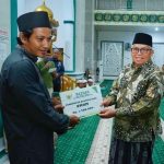 Wakil Bupati Amin Lasena menyerahkan bantuan UMKM kepada salah satu pelaku usaha bertempatdi Masjid Agung Baiturrahman Kecamatan Kaidipang, Rabu (19/7/2023) tadi malam. Foto: Muchtar Harundja/bolmong.news
