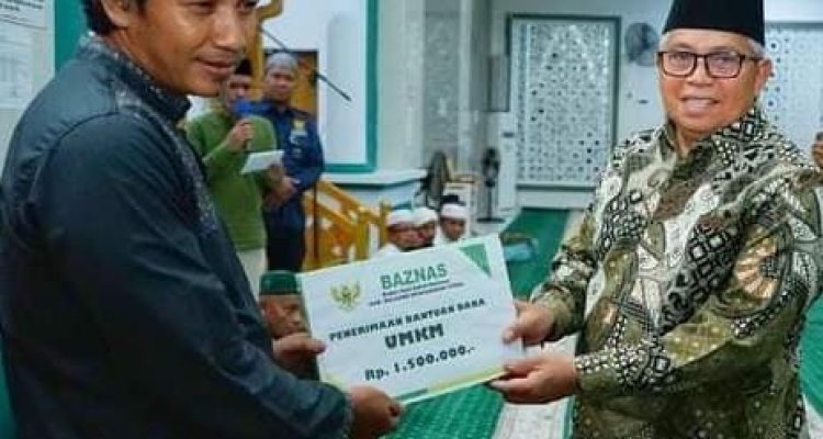 Wakil Bupati Amin Lasena menyerahkan bantuan UMKM kepada salah satu pelaku usaha bertempatdi Masjid Agung Baiturrahman Kecamatan Kaidipang, Rabu (19/7/2023) tadi malam. Foto: Muchtar Harundja/bolmong.news