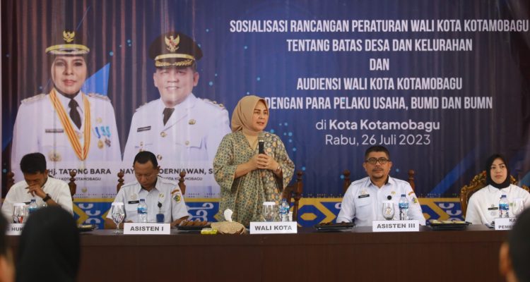 Wali Kota Kotamobagu Tatong Bara membuka kegiatan sosialisasi Rancangan Peraturan Wali Kota (Ranperwa), tentang batas desa dan kelurahan, Rabu (26/7/2023) di aula rumah dinas Wali Kota Kotamobagu. Foto: dok/Diskominfo Kotamobagu.