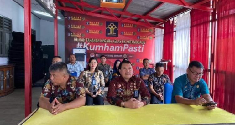 Kepala Rutan Kotamobagu Setyo Prabowo (tengah) bersama jajaran, tampak ikut rangkaian kegiatan HUT HDKD ke 78, bertempat di Aula Rutan Kotamobagu, Jumat 7 Juli 2023. (foto.dok/Rutan Kotamobagu)