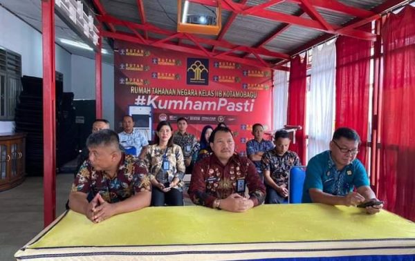 Kepala Rutan Kotamobagu Setyo Prabowo (tengah) bersama jajaran, tampak ikut rangkaian kegiatan HUT HDKD ke 78, bertempat di Aula Rutan Kotamobagu, Jumat 7 Juli 2023. (foto.dok/Rutan Kotamobagu)