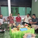 Aras bersama sejumlah warga Desa Mata Allo saat dikonfirmasi di kediamannya, Rabu (7/7/2023). Foto: Muh Arifin)