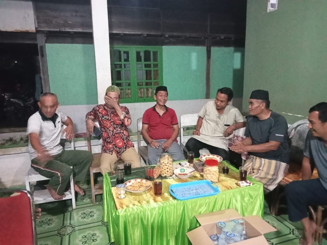 Aras bersama sejumlah warga Desa Mata Allo saat dikonfirmasi di kediamannya, Rabu (7/7/2023). Foto: Muh Arifin)