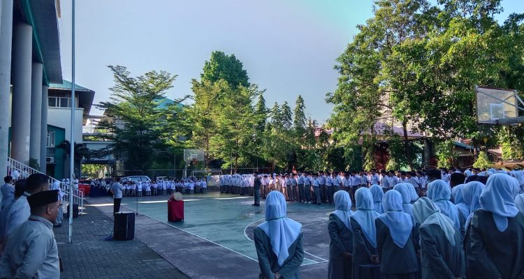 Sekolah Islam Athirah menggelar upacara pengibaran Bendera Merah Putih, Senin (17/7/2023). Foto: Muh Arifin