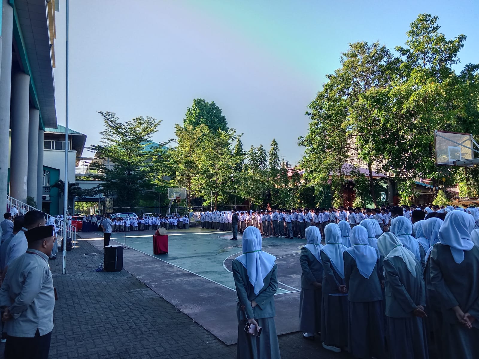 Sekolah Islam Athirah menggelar upacara pengibaran Bendera Merah Putih, Senin (17/7/2023). Foto: Muh Arifin