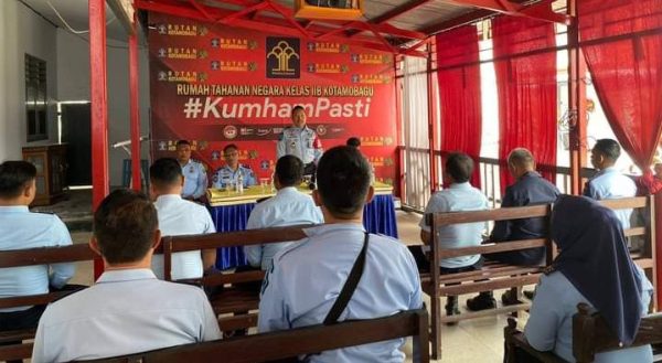 Tampak Karutan Kotamobagu Setyo Prabowo, saat memimpin rapat Evaluasi Kinerja jajaran pengamanan Rutan Kotamobagu, berlangsung di Aula Rutan, Senin 31 Juli 2023 pagi tadi. (foto.Wahyudy Paputungan/bolmong.news)