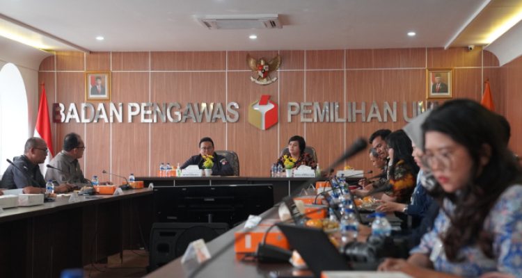 Suasana pertemuan Bawaslu-Komnas HAM di Kantor Bawaslu, Jakarta, Selasa (25/7/2023). Foto: Publikasi dan Pemberitaan Bawaslu.