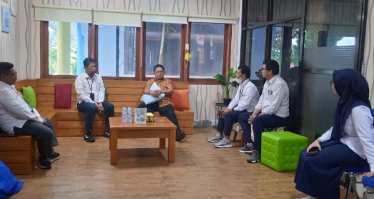 Tampak Wakil Wali Kota Kotamobagu Nayodo Koerniawa bersama Kepala Manager PLN Cabang Kotamobagu Anjar Widitama bersama jajarannya, di Kantor PLN Cabang Kotamobagu, Senin (17/7/2023). Foto: Miranty Manangin/bolmong.news