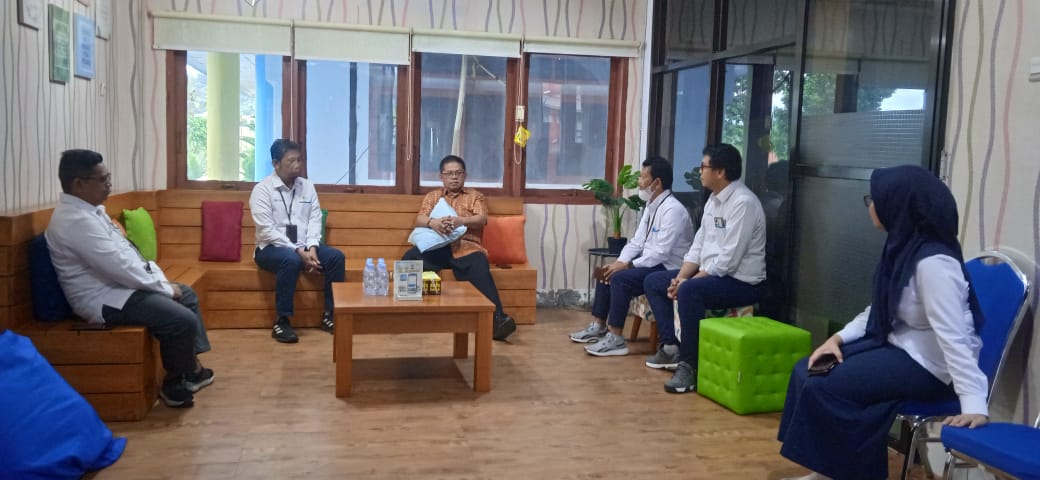 Tampak Wakil Wali Kota Kotamobagu Nayodo Koerniawa bersama Kepala Manager PLN Cabang Kotamobagu Anjar Widitama bersama jajarannya, di Kantor PLN Cabang Kotamobagu, Senin (17/7/2023). Foto: Miranty Manangin/bolmong.news