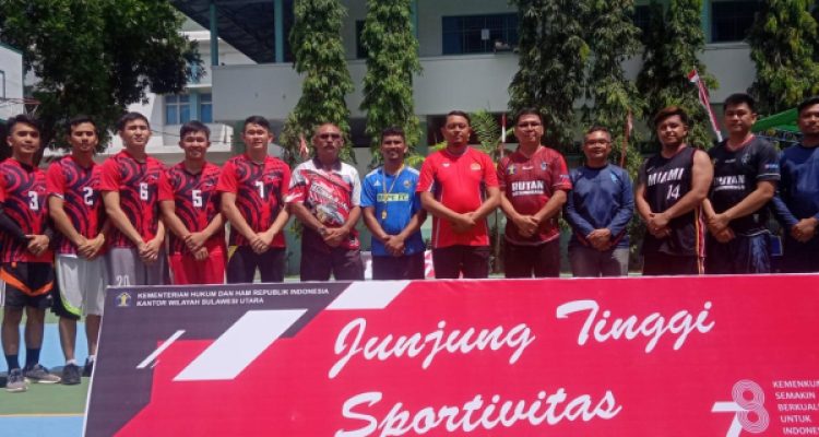 Momen foto bersama Tim Basket Rutan Kotamobagu dan Lapas Amurang di partai final, bertempat di Lapangan Basket SMP Katolik Theodourus, Kota Kotamobagu, Jumat 21 Juli 2023. (foto.Kadri/Rutan Kotamobagu)