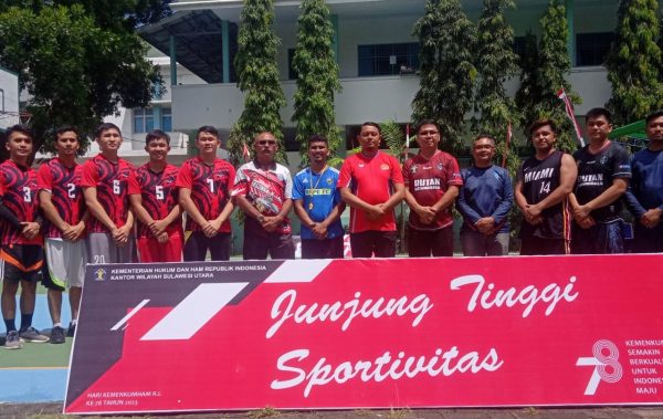 Momen foto bersama Tim Basket Rutan Kotamobagu dan Lapas Amurang di partai final, bertempat di Lapangan Basket SMP Katolik Theodourus, Kota Kotamobagu, Jumat 21 Juli 2023. (foto.Kadri/Rutan Kotamobagu)