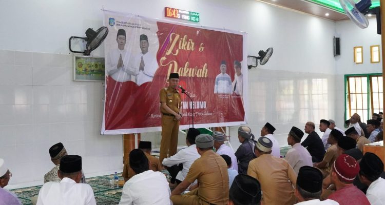 Tampak Bupati Bolsel Iskandar Kamaru saat memberikan sambutan pada acara dzikir dan dakwa dalam rangka memperingati HUT Kecamatan Helumo ke-8, Senin (24/7/2023). Foto: Wawan Dentau/bolmong.news