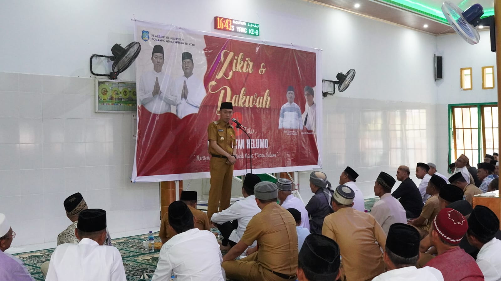 Tampak Bupati Bolsel Iskandar Kamaru saat memberikan sambutan pada acara dzikir dan dakwa dalam rangka memperingati HUT Kecamatan Helumo ke-8, Senin (24/7/2023). Foto: Wawan Dentau/bolmong.news