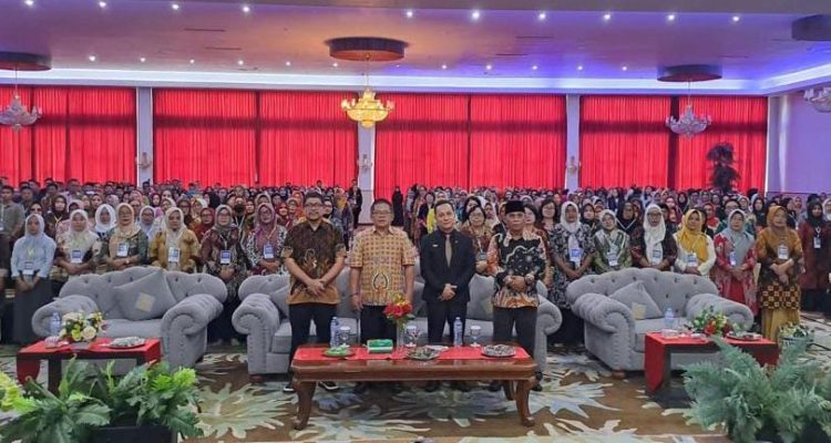 Tampak Wakil Wali Kota Kotamobagu Nayodo Koerniawan saat foto bersama dengan peserta training, bertempat di Ballroom Hotel Sutan Raja Kotamobagu, Sabtu (22/7/2023). Foto: dok/Diskominfo Kotamobagu.