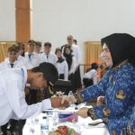 Wali Kota Kotamobagu Tatong Bara menyerahkan Surat Tanda Tamat Pelatihan (STTP) ke salah seorang CPNS Formasi 2021, bertempat di di Gedung Yadika. Foto: Miranty Manangin/bolmong.news