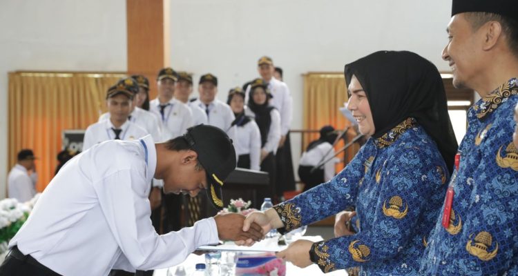 Wali Kota Kotamobagu Tatong Bara menyerahkan Surat Tanda Tamat Pelatihan (STTP) ke salah seorang CPNS Formasi 2021, bertempat di di Gedung Yadika. Foto: Miranty Manangin/bolmong.news