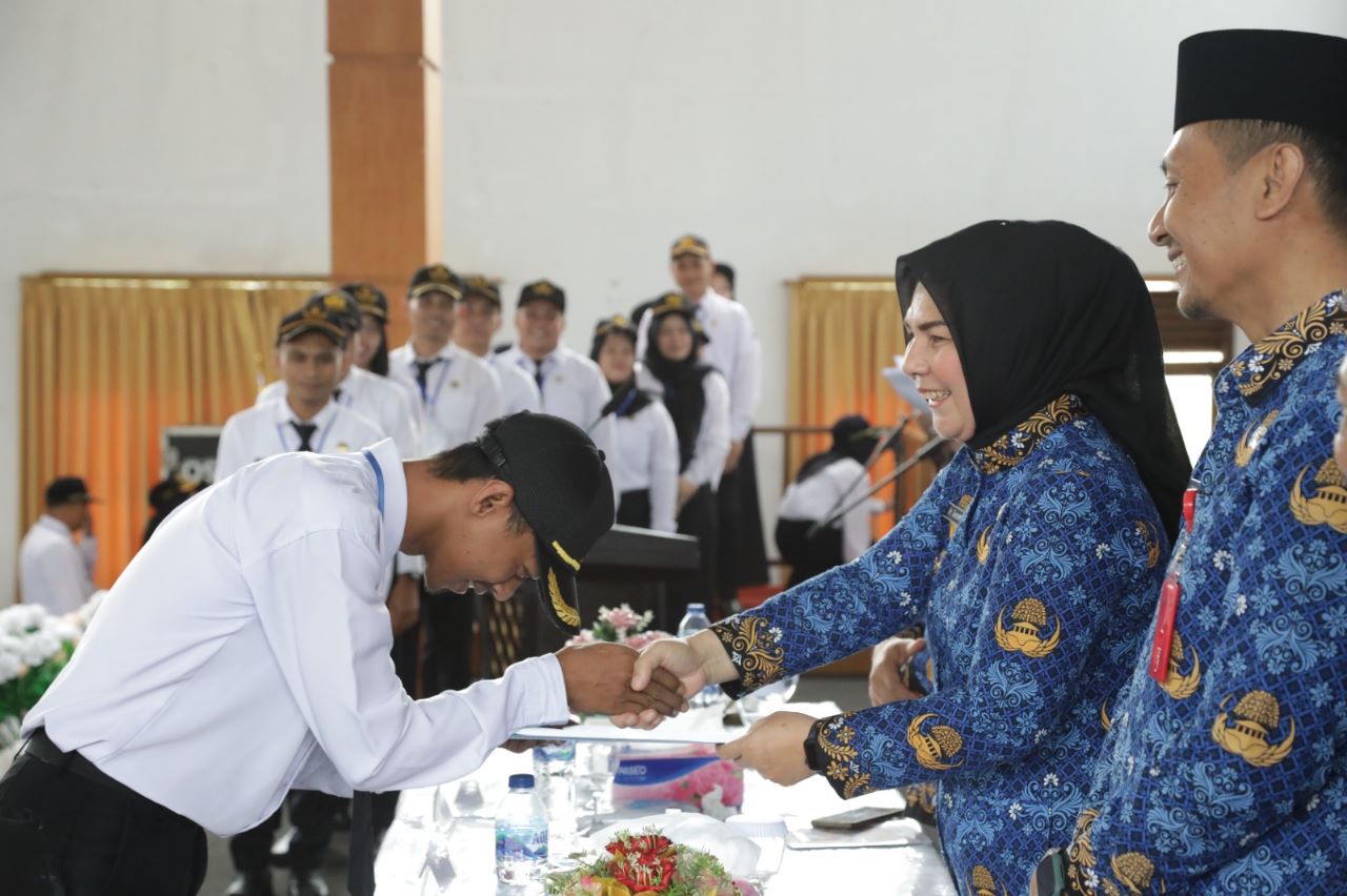 Wali Kota Kotamobagu Tatong Bara menyerahkan Surat Tanda Tamat Pelatihan (STTP) ke salah seorang CPNS Formasi 2021, bertempat di di Gedung Yadika. Foto: Miranty Manangin/bolmong.news