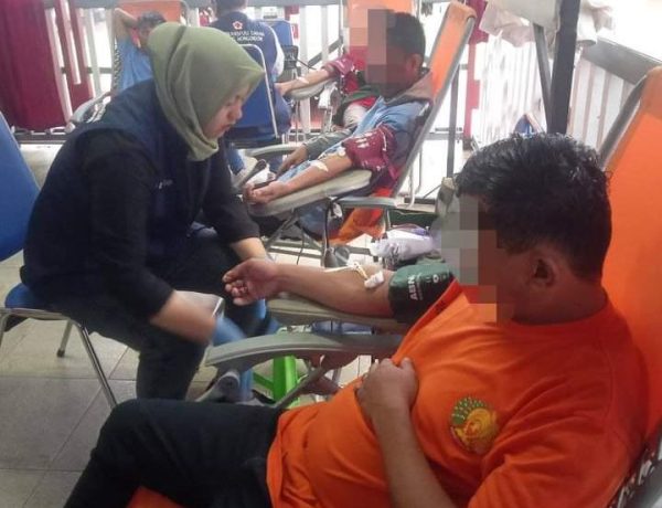 Tampak dibantu petugas kesehtaan, warga binaan Rutan Kotamobagu lakukan donor darah, di Aula Pertemuan Rutan, Senin 10 Juli 2023. (foto.wahyudy paputungan/bolmong.news)