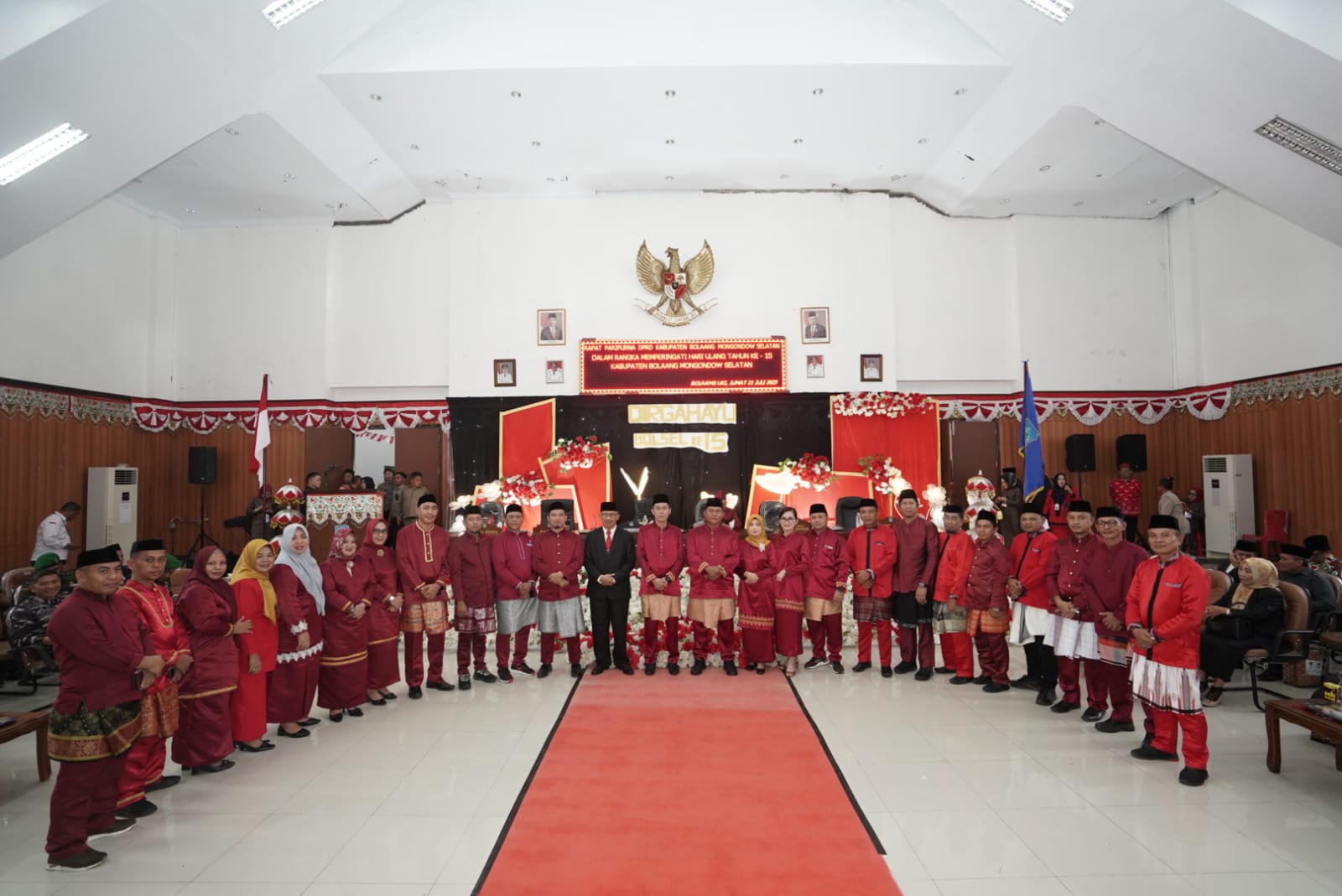 Foto bersama usai sidag paripurna istimewa dalam rangka memperingati HUT Kabupaten Bolsel ke-15 yang dilaksanakan oleh DPRD Kabupaten Bolsel, Jumat (21/7/2023). Foto: Wawan Dentaw/bolmong.news 