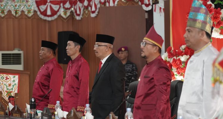 Bupati Bolsel Iskandar Kamaru bersama Wakil Bupati Bolsel Deddy Abdul Hamid dan Kepala Dinas Perpustakaan dan Kearsipan Provinsi Sulut Asripan Nani serta Ketua DPRD Arifin Olii dalam acara sidang paripurna istimewa dalam rangka memperingati HUT Kabupaten Bolsel ke-15, Jumat (21/7/2023). Foto: Wawan Dentaw/bolmong.news