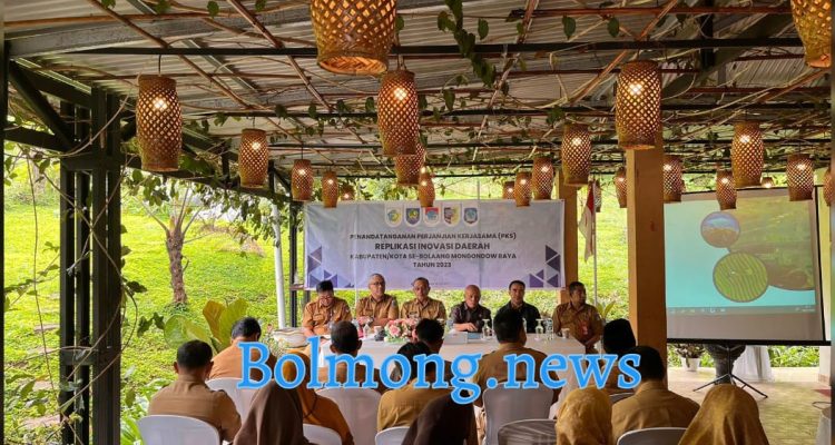 Tampak Kepala Bapelitbangda Kota Kotamobagu, Adnan Massinae, menghadiri kegiatan Penandatanganan Perjanjian Kerjasama Replikasi Inovasi Daerah Kabupaten dan Kota se Bolaang Mongondow Raya, bertempat di Lokasi Wisata Goba Molunow, Kecamatan Modayag, Selasa (18/7/2023). Foto: Miranty Manangin/bolmong.news