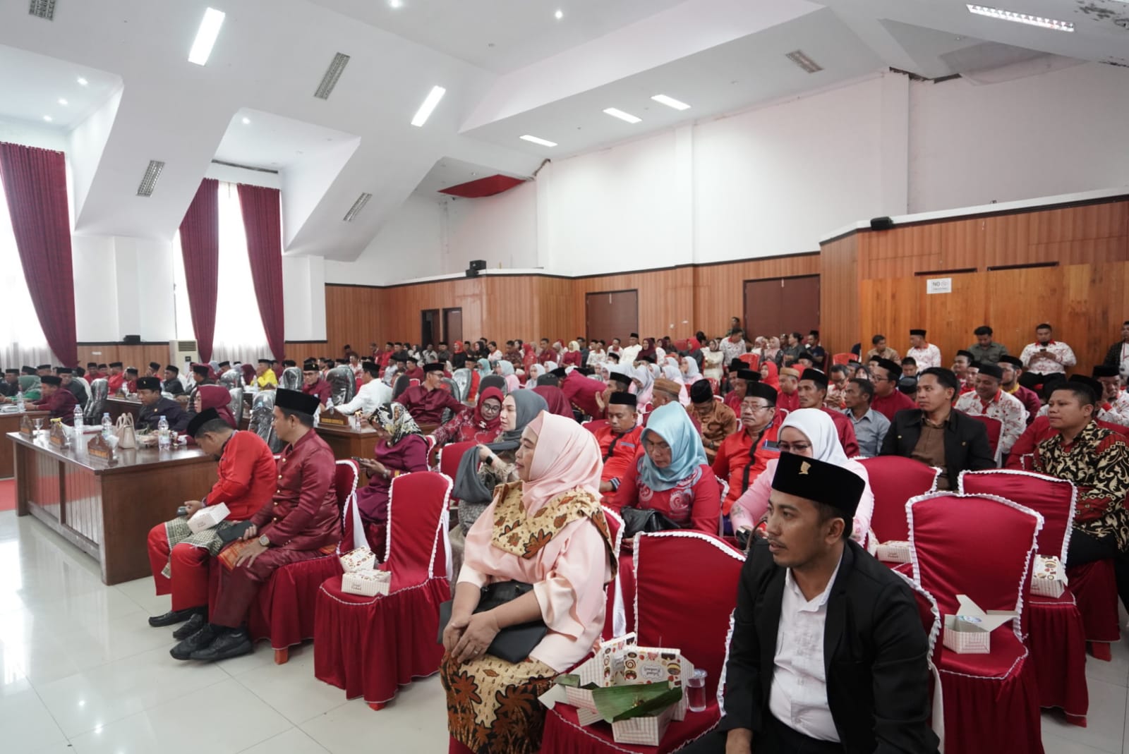 Peserta sidang paripurna istimewa dalam rangka memperingati HUT Kabupaten Bolsel ke-15 yang dilaksanakan oleh DPRD Kabupaten Bolsel, Jumat (21/7/2023). Foto: Wawan Dentaw/bolmong.news 